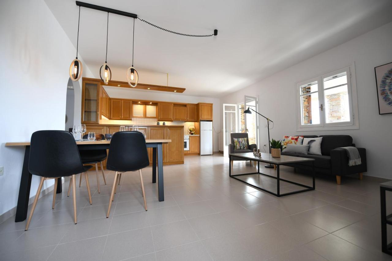 Amazing 2 Bedroom Apartment Overlooking The Marina Of Vourkari Exterior foto